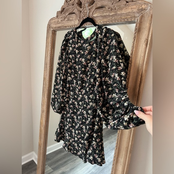 NEW SUGAR & LIPS Floral Paint mini dress
Sleeve Hook & Eye Front Closure small - Picture 6 of 7